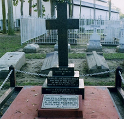 C・A・ブルース夫妻とその家族の墓。